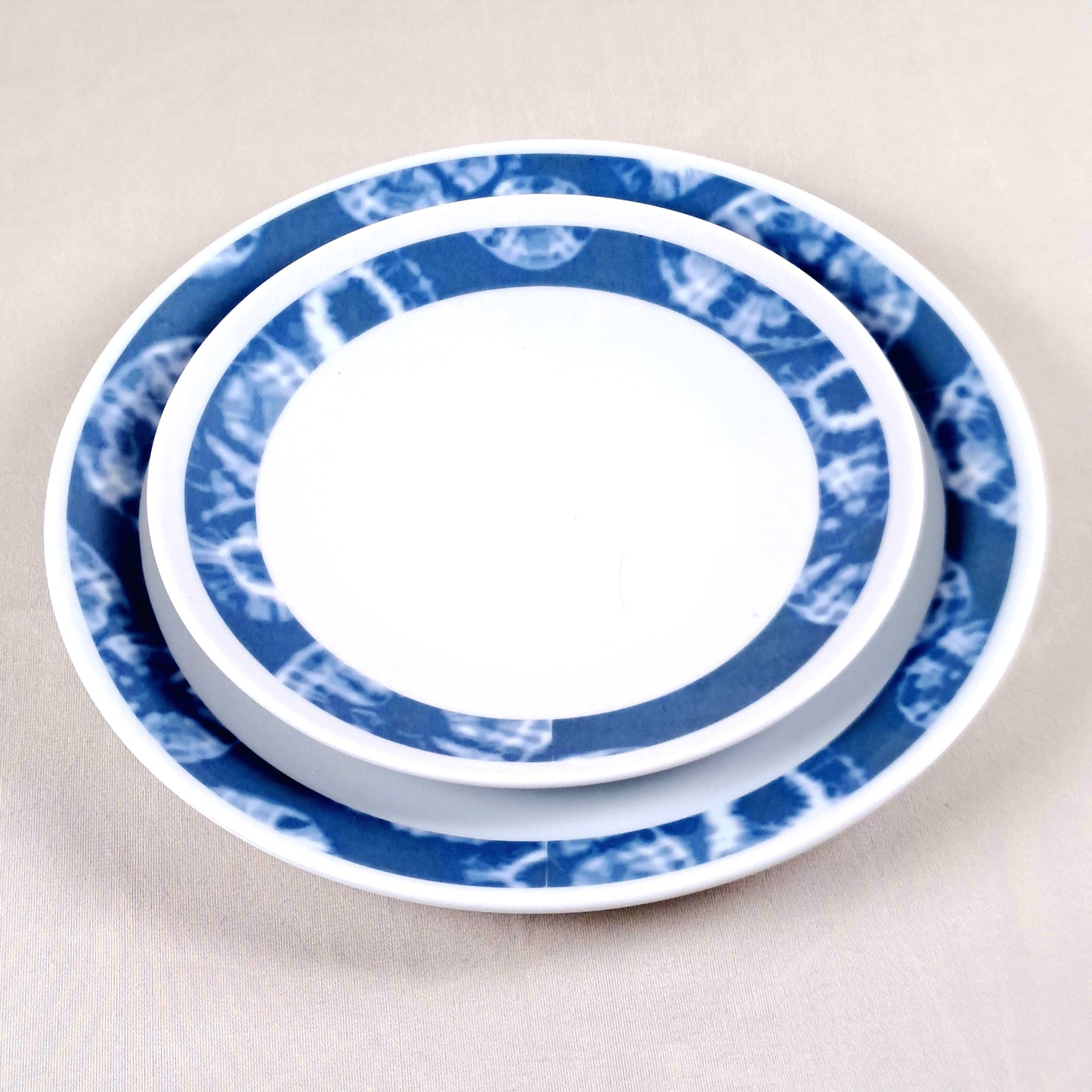 Coffret d'assiettes rondes en porcelaine fine Française fabriquées à la demande avec motif anneaux larges ethnique d'Afrique "Indigo" bleu dans coffret de 6 assiettes
