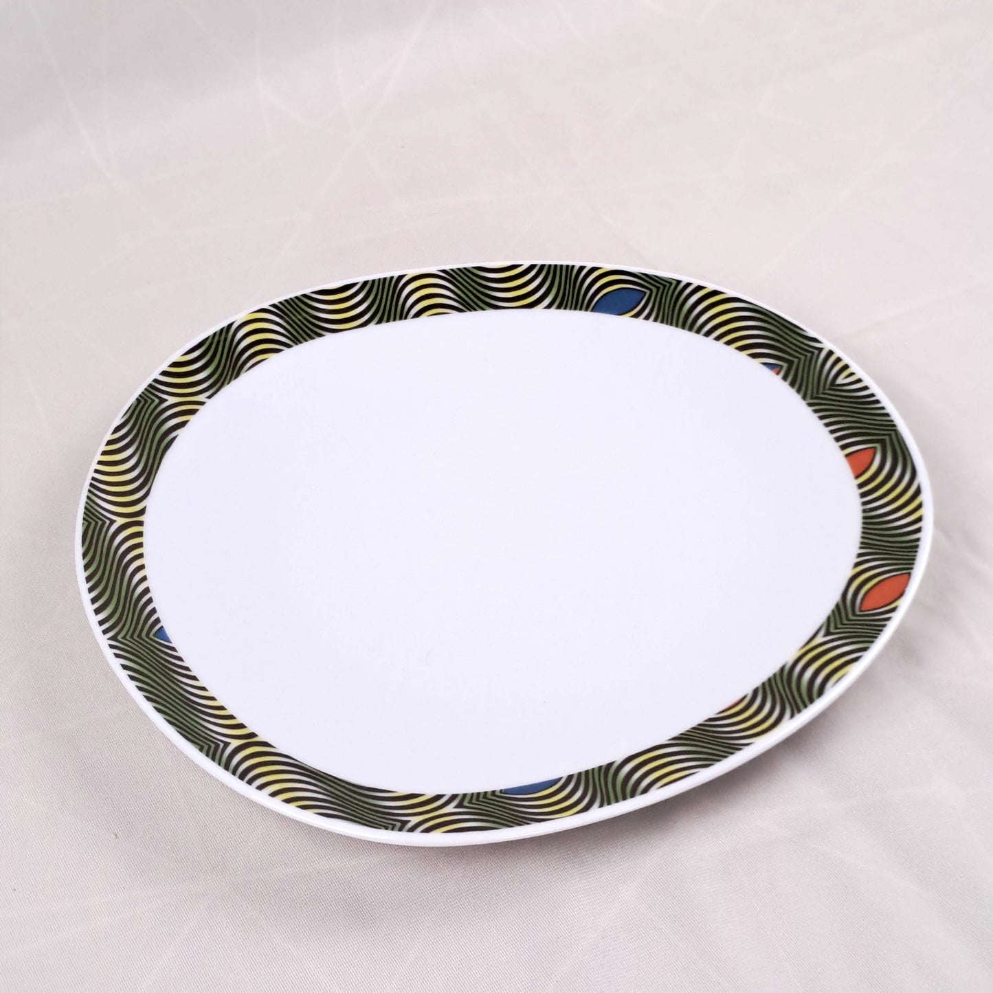 Coffret d'assiettes ovales en porcelaine fine Française fabriquées à la demande avec motif anneau WAX "Oeil de ma rivale" dans coffret de 6 assiettes