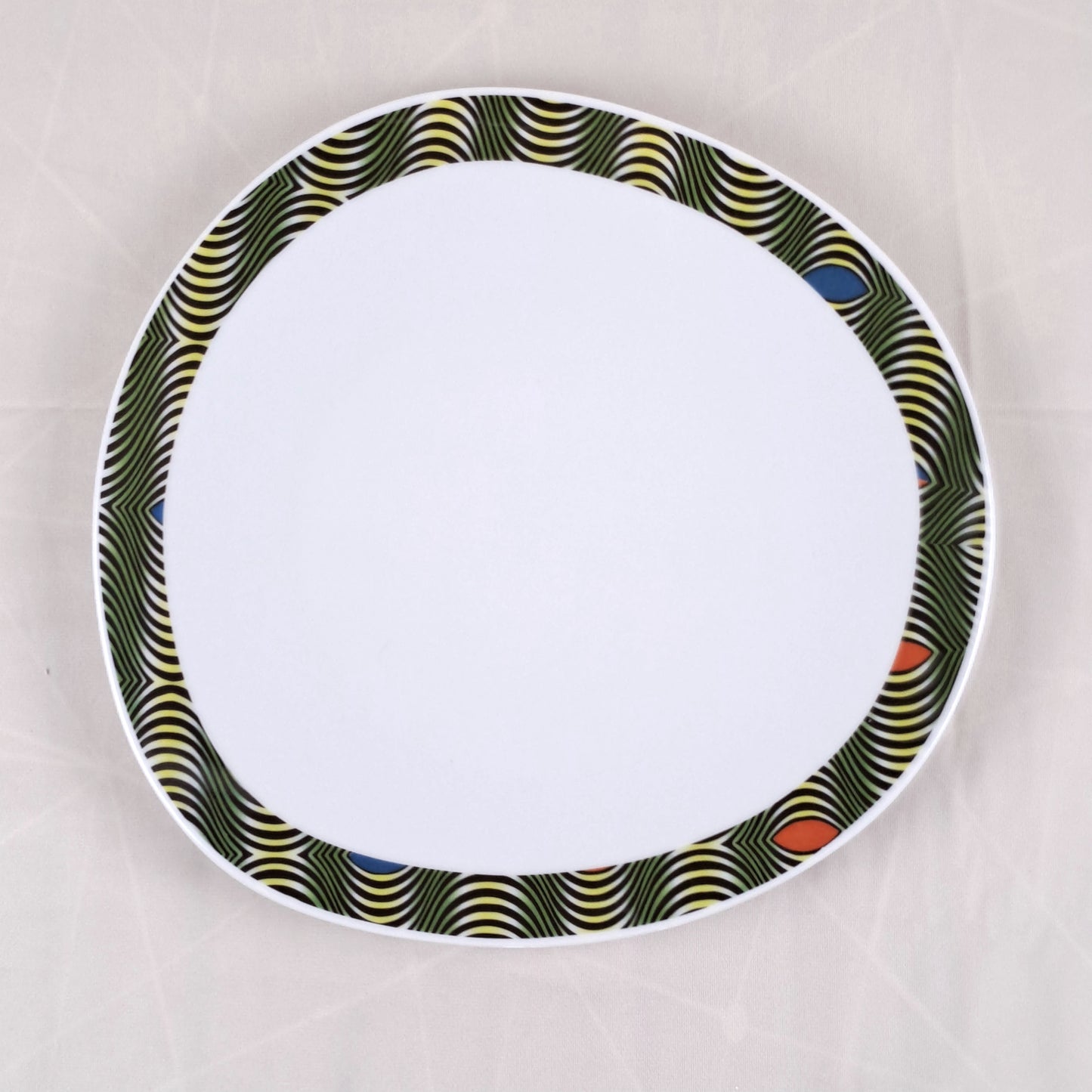 Coffret d'assiettes ovales en porcelaine fine Française fabriquées à la demande avec motif anneau WAX "Oeil de ma rivale" dans coffret de 6 assiettes