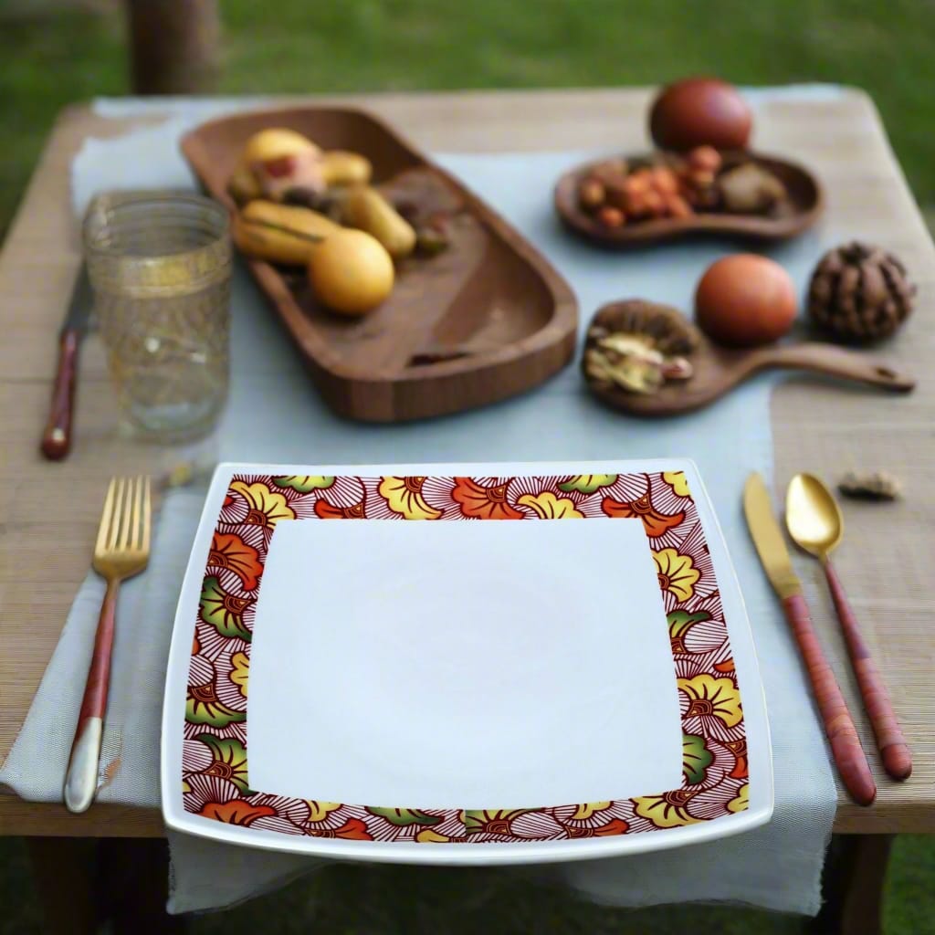Coffret d'assiettes en porcelaine fine Française fabriquées à la demande avec motif anneau combiné WAX d'afrique "Fleurs de Mariage" rouges dans coffrets de 12