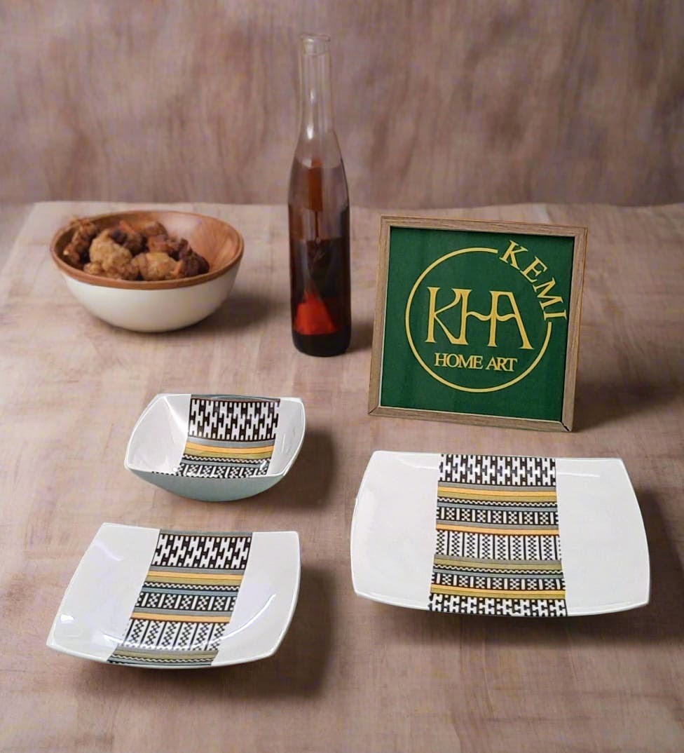 Coffret d'assiettes carrées en porcelaine fine Française fabriquées à la demande avec motif bande ethnique d'Afrique "Kounta" ou "Kanta" du Niger, présenté dans un coffret de 6 assiettes