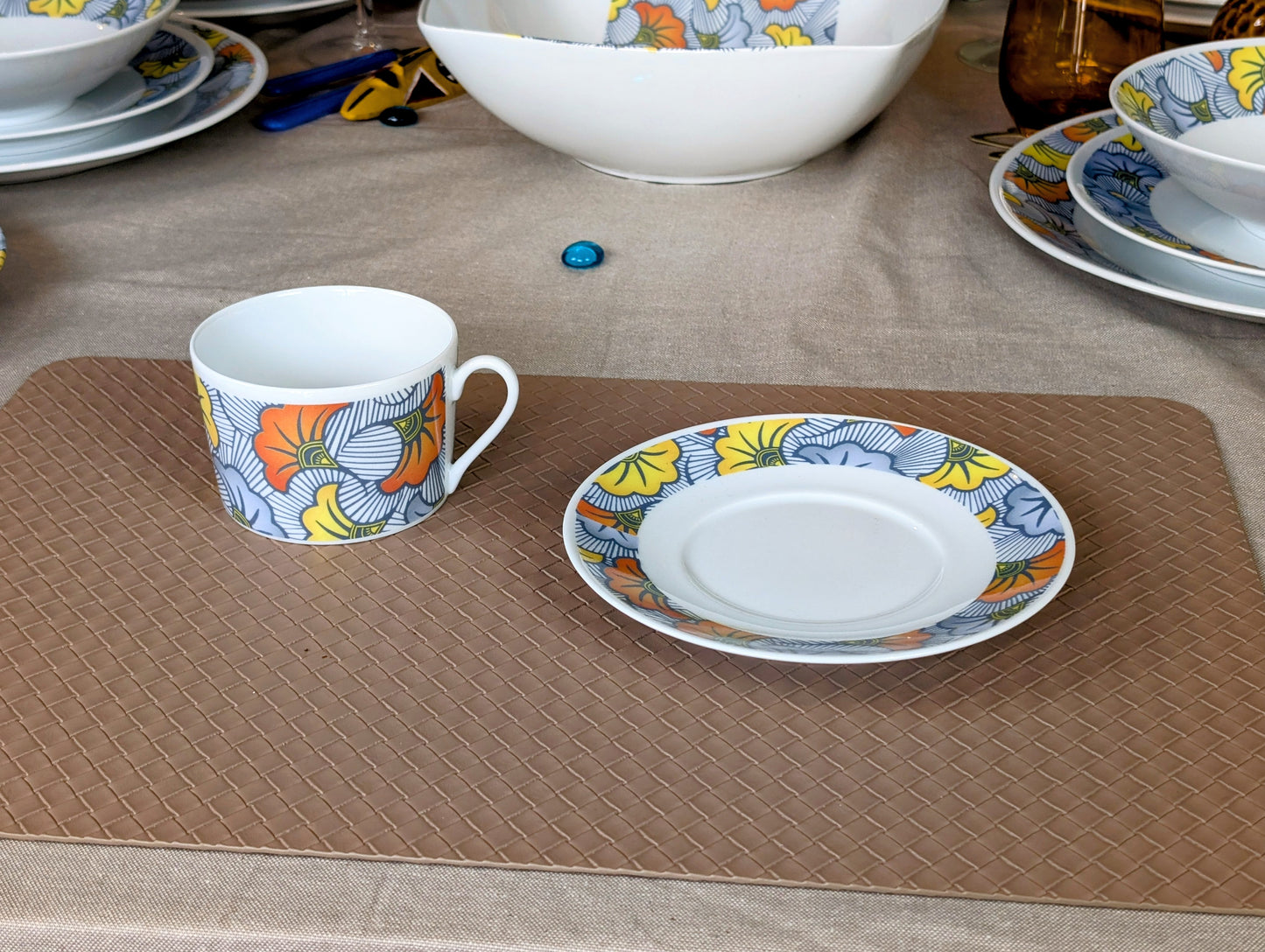 Tasse à Thé en porcelaine Française avec soucoupe motif plein wax d'Afrique  "Fleurs de Mariage"