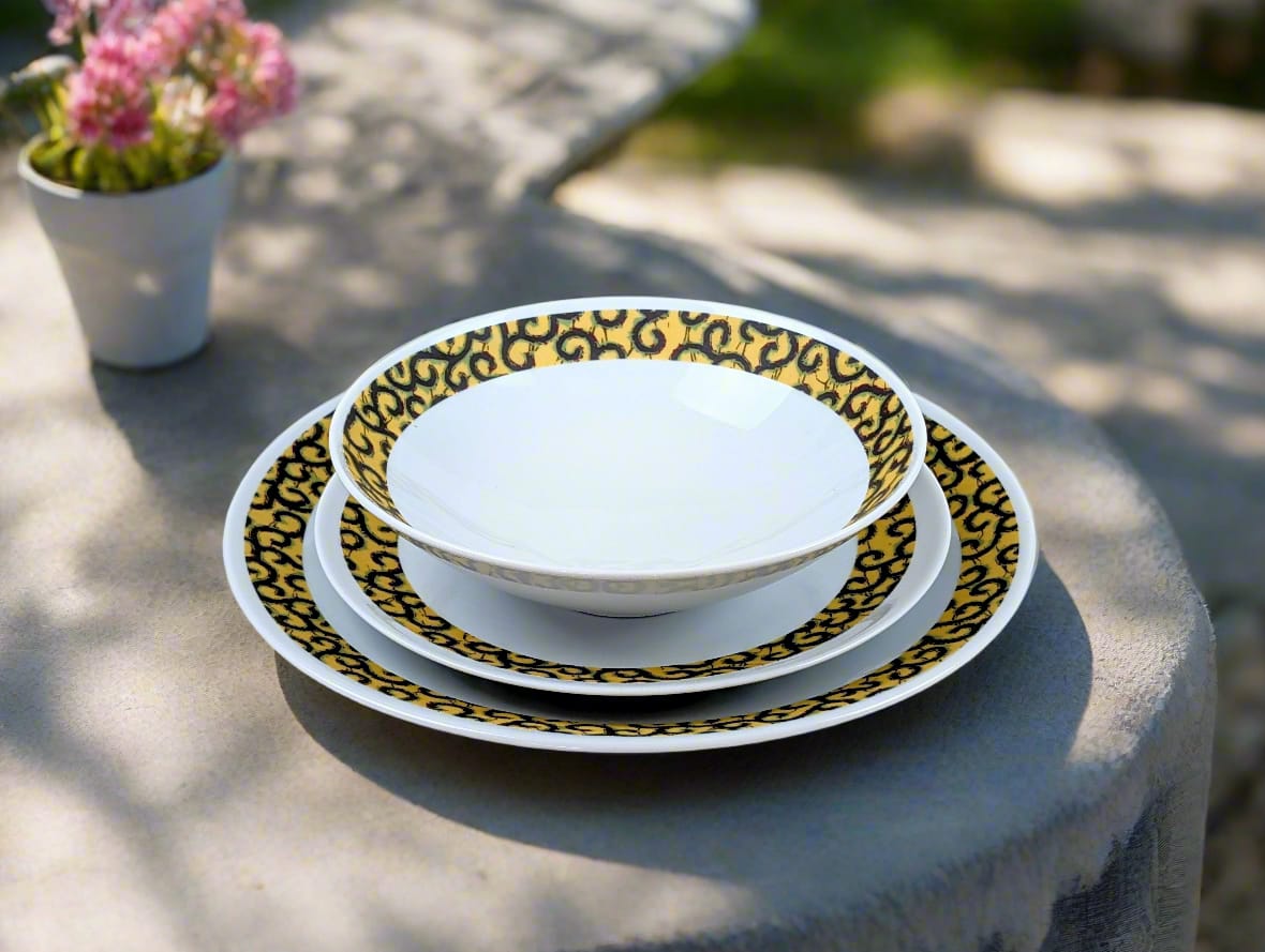 Coffret d'assiettes rondes en porcelaine fine Française fabriquées à la demande avec motif anneaux fins WAX d'afrique "Macaroni ou Conseiller" jaune dans coffret de 6 assiettes.