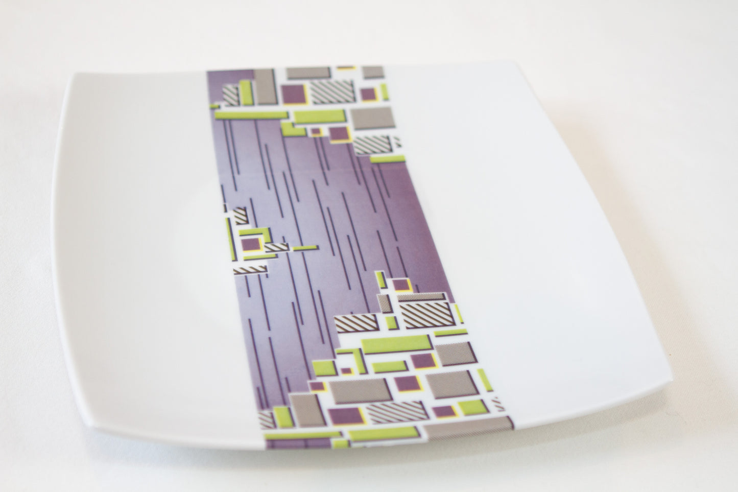 Coffret d'assiettes carrées en porcelaine fine Française fabriquées à la demande avec motif bande WAX d'afrique "Milliardaire" dans coffret de 12