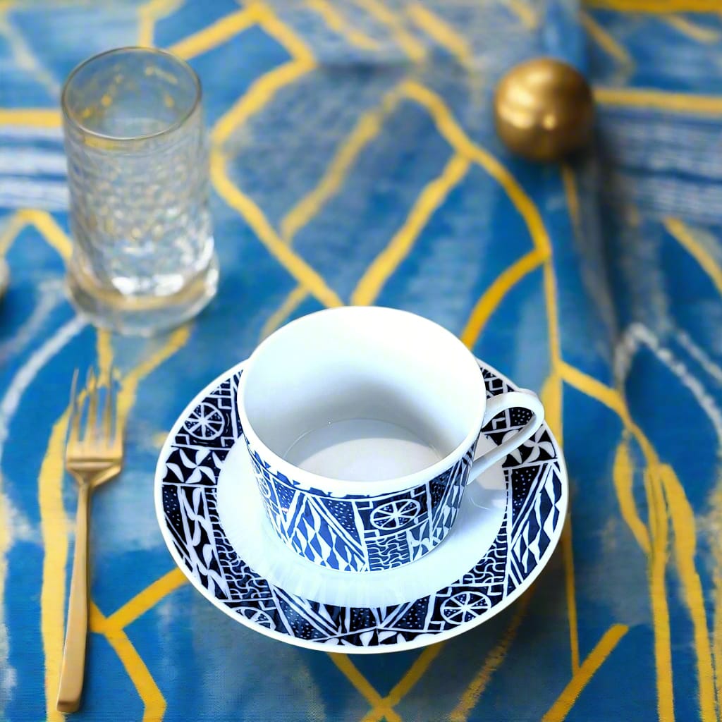 Tasse à Thé avec soucoupe en porcelaine fine Française fabriquée à la demande motif plein "Ndop" bleu du Cameroun