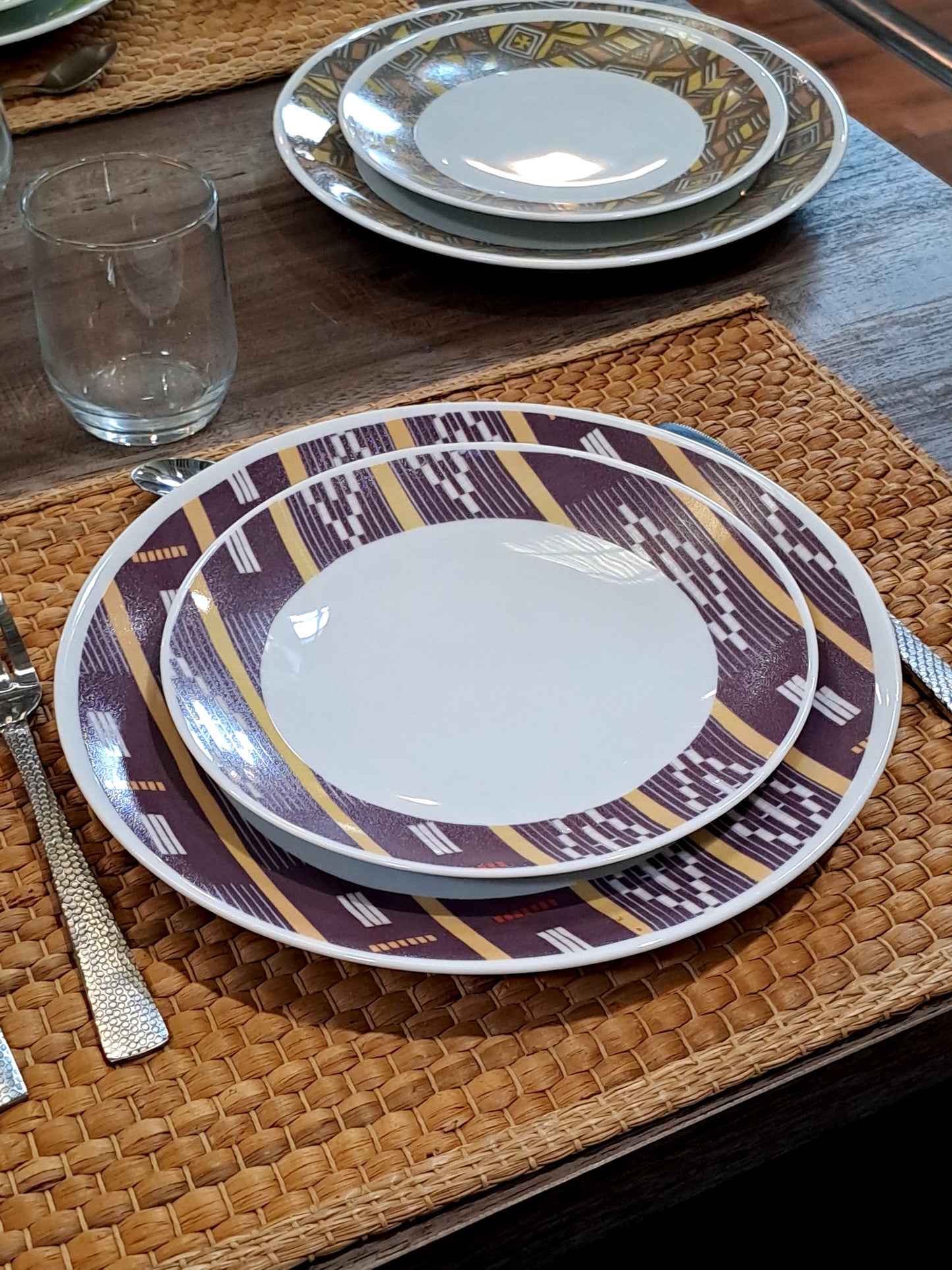 Coffret d'assiettes rondes en porcelaine fine Française fabriquées à la demande avec motif anneaux larges Ethnique d'Afrique "Baoulé" de Côte d'Ivoire dans coffret de 6 assiettes