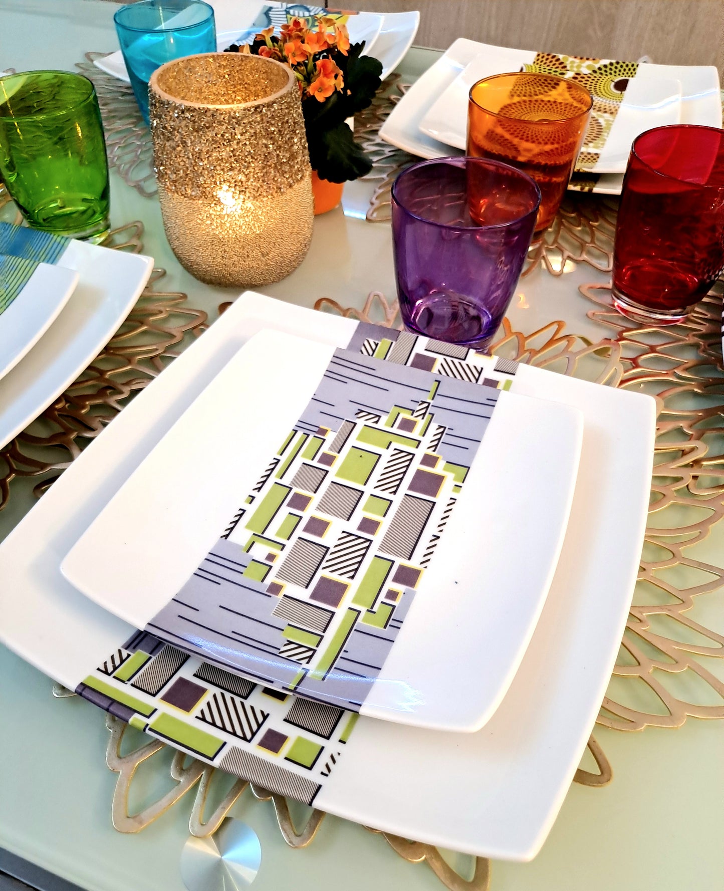 Coffret d'assiettes carrées en porcelaine fine Française fabriquées à la demande avec motif bande WAX d'afrique "Milliardaire" dans coffret de 12