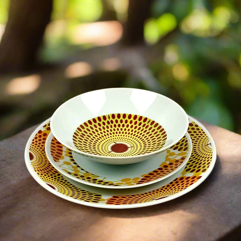 Coffret d'assiettes en porcelaine Française fabriquées à la demande avec motif anneaux larges wax d'Afrique Gammaphone orange dans coffret