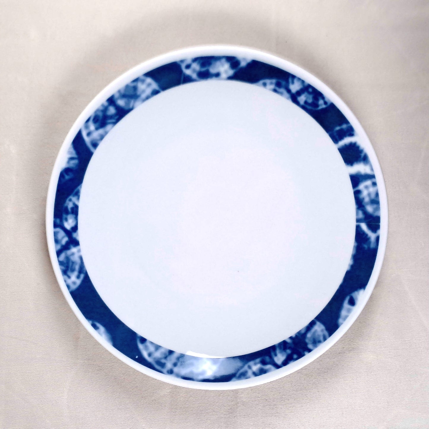 Coffret d'assiettes rondes en porcelaine fine Française fabriquées à la demande avec motif anneaux larges ethnique d'Afrique "Indigo" bleu dans coffret de 6 assiettes
