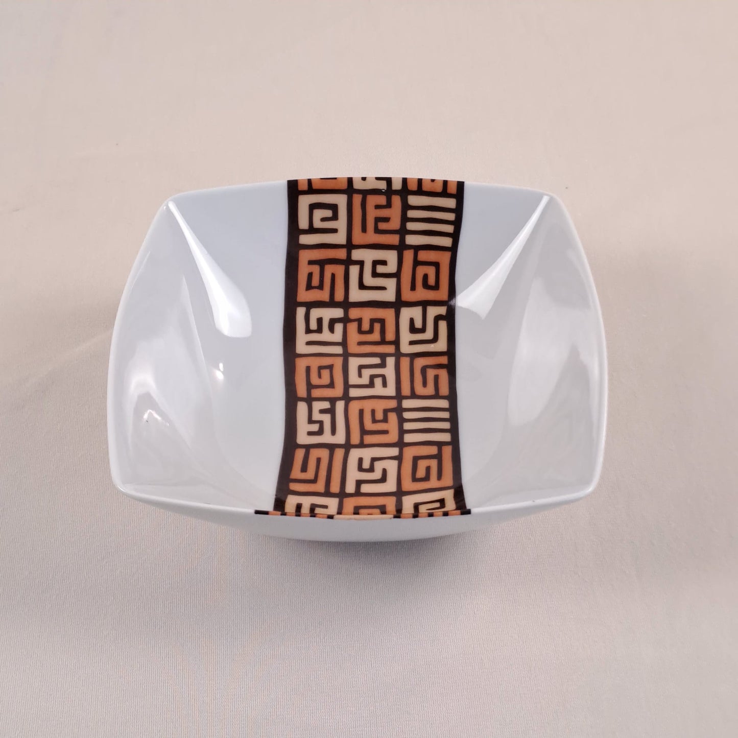 Coffret d'assiettes carrées en porcelaine fine Française fabriquées à la demande avec motif bande ethnique d'Afrique "#Ntshak (#N’tshak) du peuple Kuba ethnie shoowa du Congo, présenté dans un coffret de 6 assiettes.
