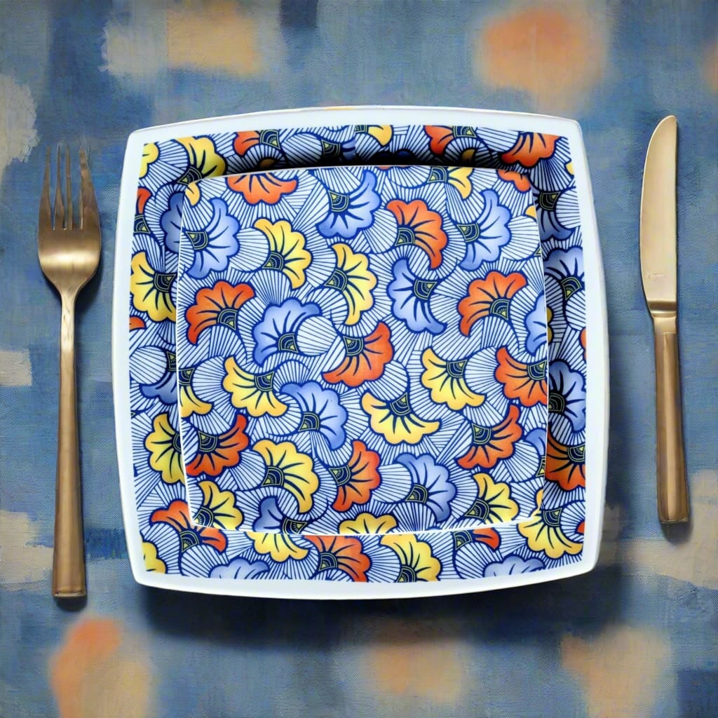 Coffret d'assiettes en porcelaine fine Française fabriquées à la demande avec motif anneau combiné WAX d'afrique "Fleurs de Mariage" bleu dans coffrets de 12