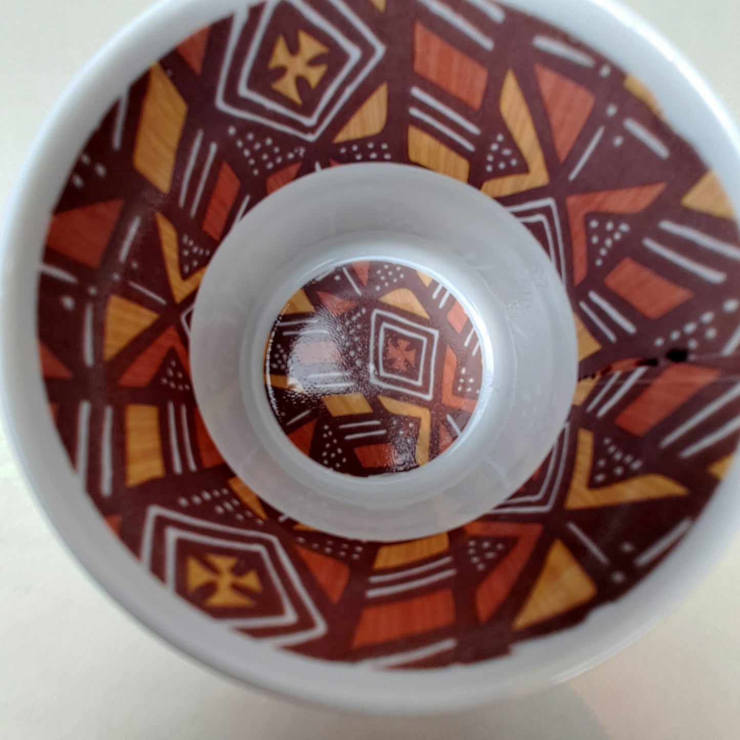 Mug en porcelaine fine Française fabriquées à la demande grenaillé à l'extérieur, motif intérieur Ethnique d'Afrique "Bogolan" à l'intérieur