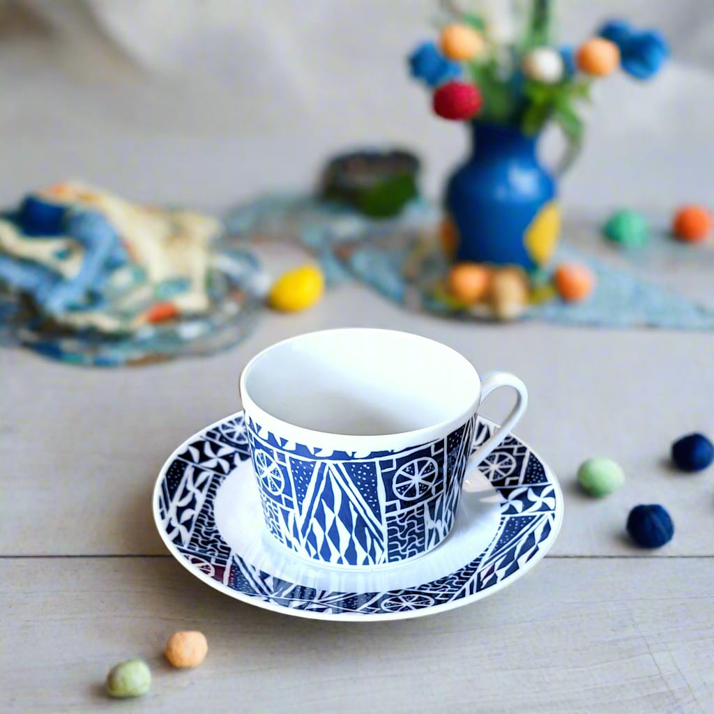 Tasse à Thé avec soucoupe en porcelaine fine Française fabriquée à la demande motif plein "Ndop" bleu du Cameroun