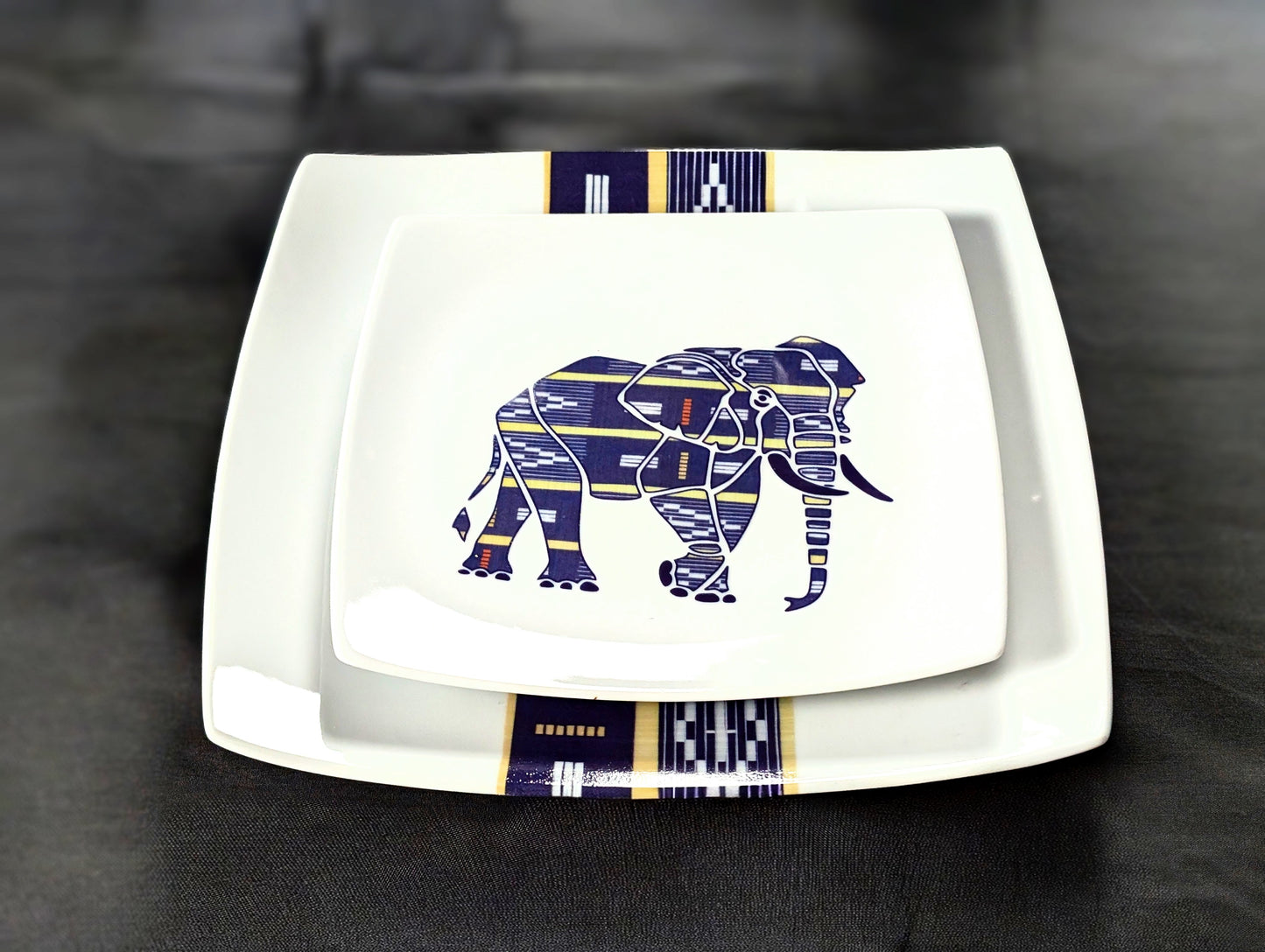 Coffret d'assiettes carrées en porcelaine fine Française fabriquées à la demande avec motif bande Éléphant Ethnique d'Afrique "Baoulé" de Côte d'Ivoire dans coffret de 12 assiettes