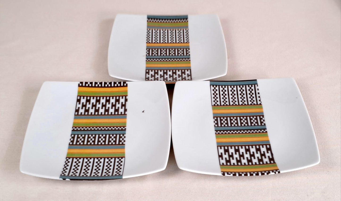 Coffret d'assiettes carrées en porcelaine fine Française fabriquées à la demande avec motif bande ethnique d'Afrique "Kounta" ou "Kanta" du Niger, présenté dans un coffret de 6 assiettes