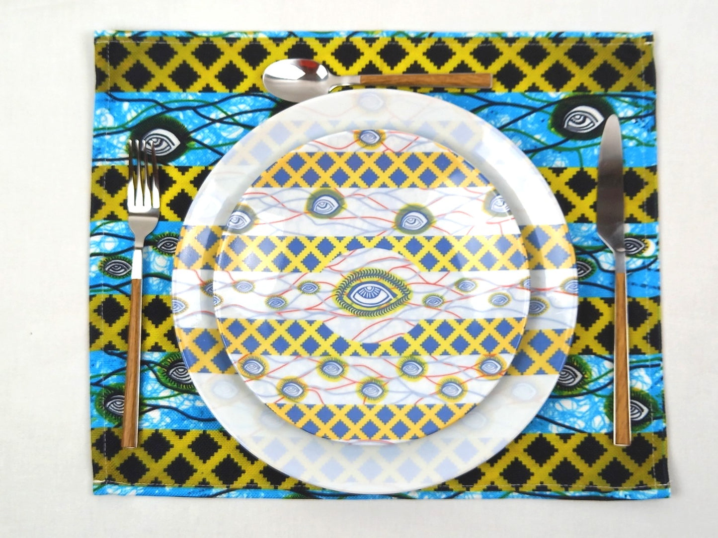 Coffret d'assiettes rondes en porcelaine fine Française fabriquées à la demande avec motif plein WAX d'afrique "Oeil de ma co-épouse" dans coffret de 6
