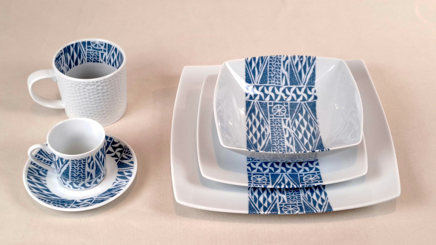 Coffret d'assiettes carrées en porcelaine fine Française fabriquées à la demande avec motif bande ethnique d'Afrique "Ndop" bleu du Cameroun, présenté dans un coffret de 6 assiettes.