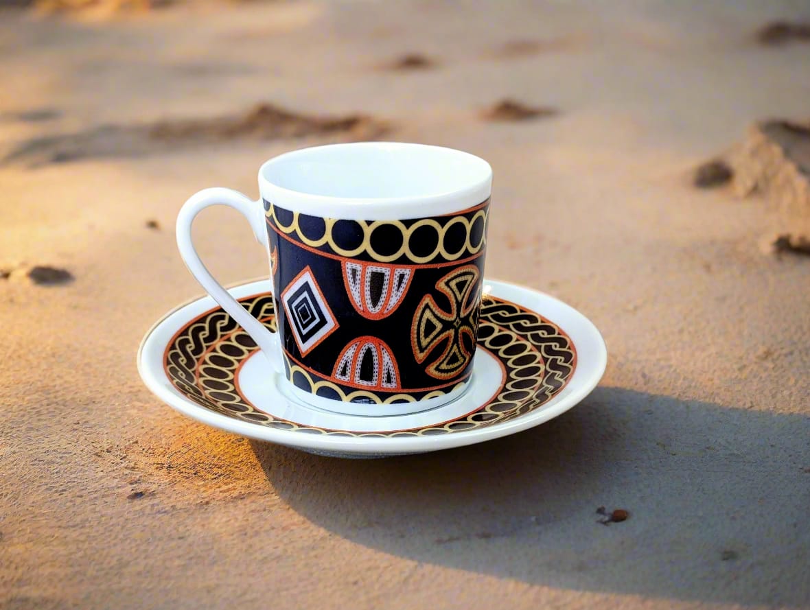 Tasse à Café en porcelaine fine Française fabriquée à la demande avec soucoupe motif anneau africain "Ndop Bamoun" du Cameroun