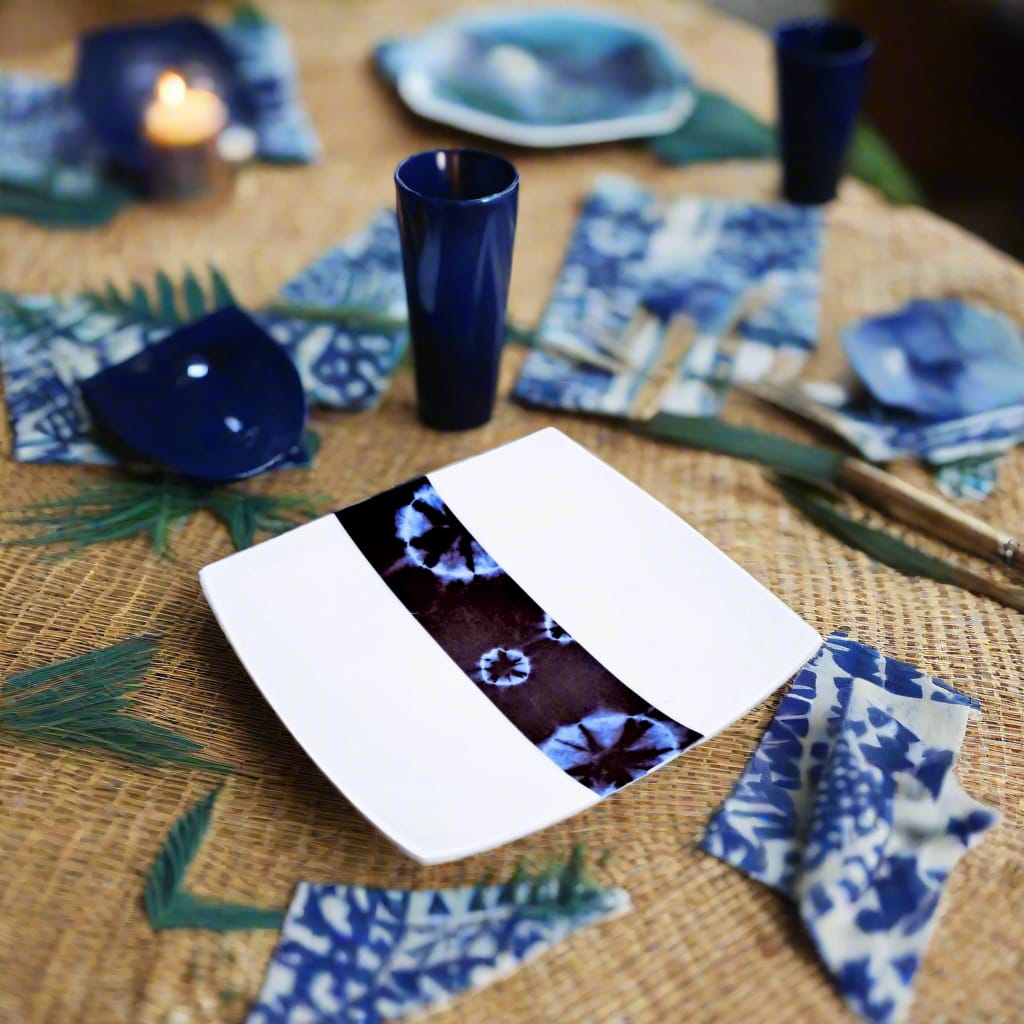 Coffret d'assiettes carrées en porcelaine fine Française fabriquées à la demande avec motif bande ethnique d'Afrique "Indigo bleu et noir" , présenté dans un coffret de 6 assiettes.