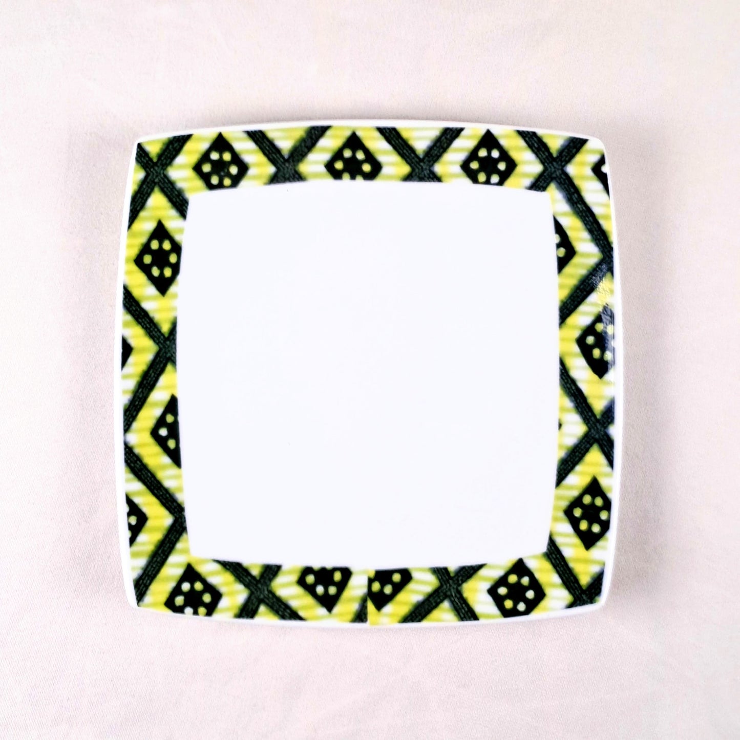 Coffret d'assiettes carrées en porcelaine fine Française fabriquées à la demande avec motif bande yoruba d'Afrique "Ibukunoluwa" dans coffret cadeau de 6 assiettes.