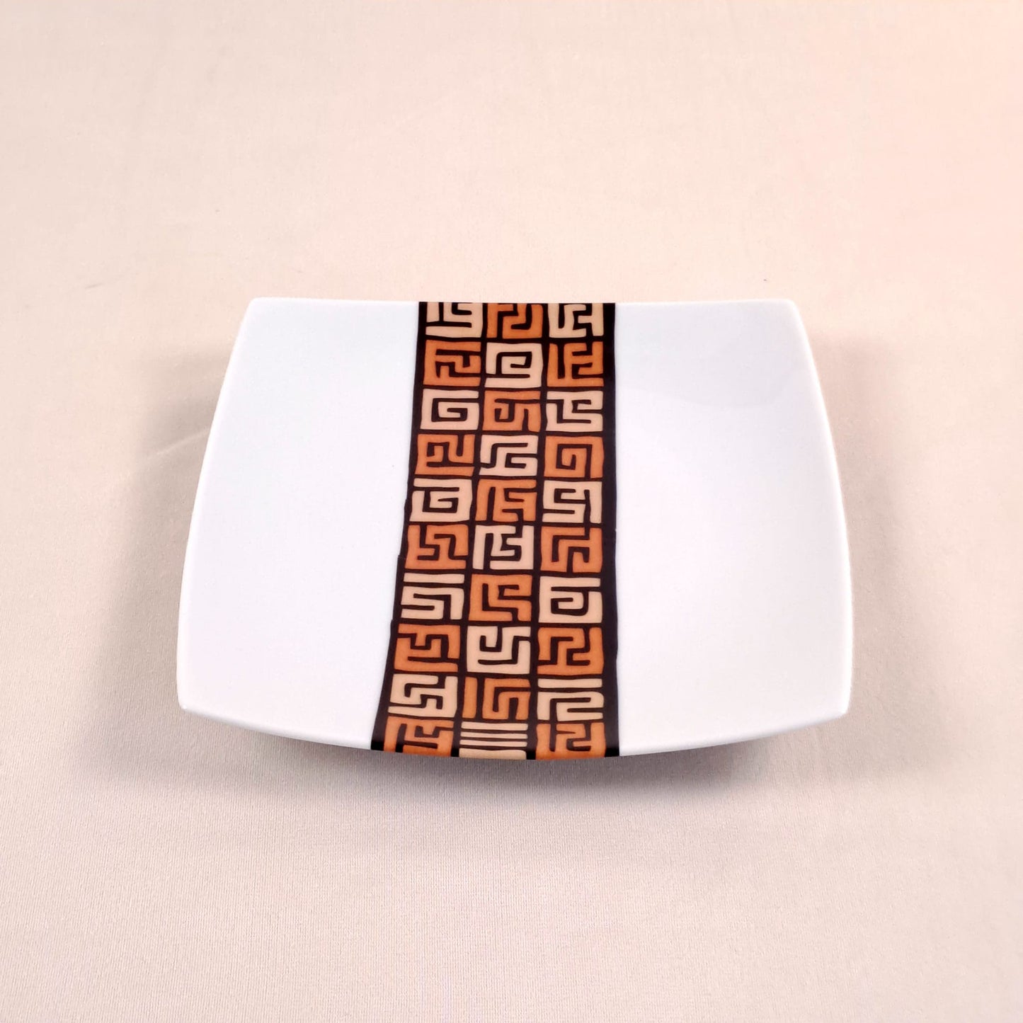 Coffret d'assiettes carrées en porcelaine fine Française fabriquées à la demande avec motif bande ethnique d'Afrique "#Ntshak (#N’tshak) du peuple Kuba ethnie shoowa du Congo, présenté dans un coffret de 6 assiettes.
