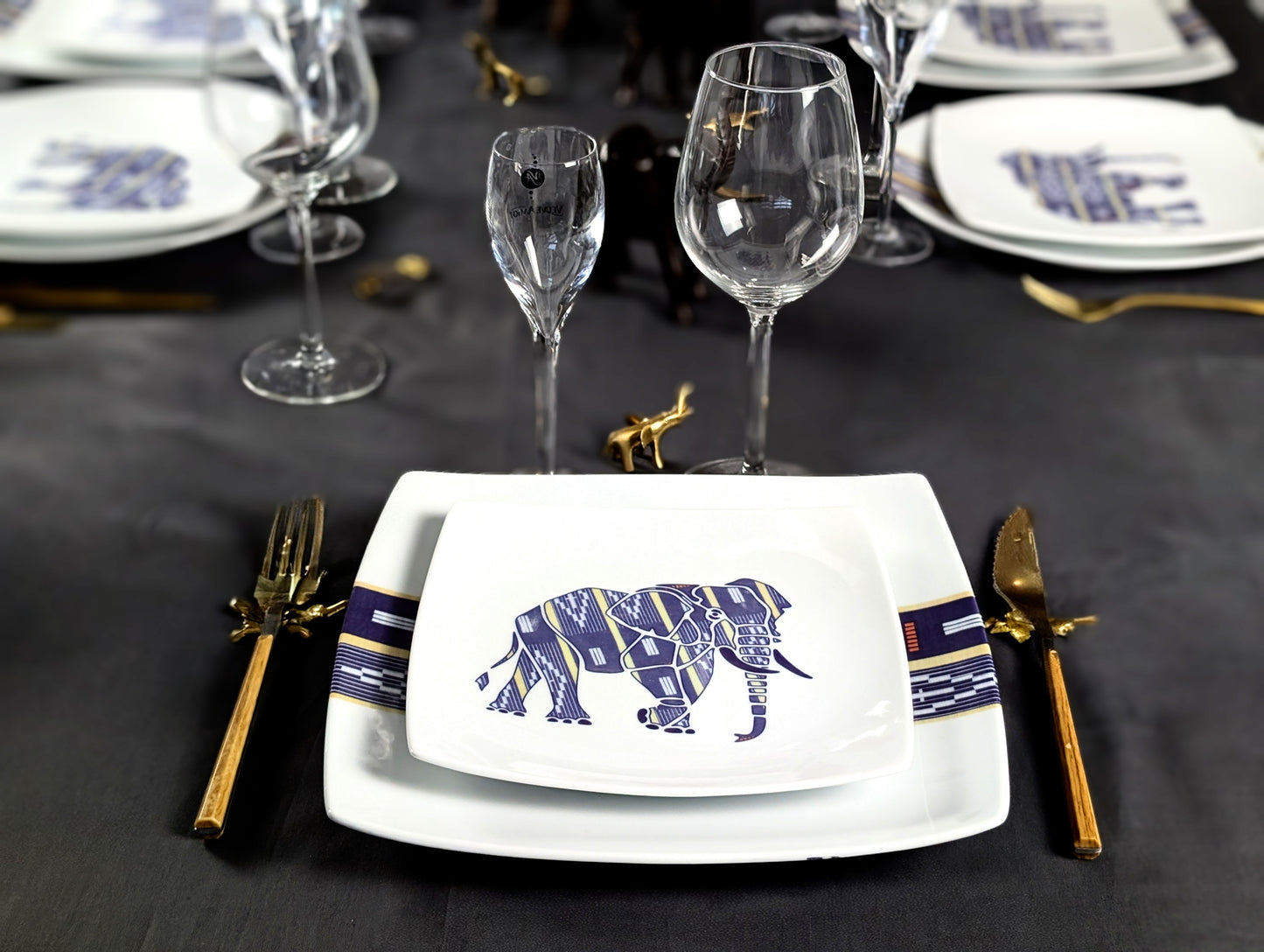 Coffret d'assiettes carrées en porcelaine fine Française fabriquées à la demande avec motif bande Éléphant Ethnique d'Afrique "Baoulé" de Côte d'Ivoire dans coffret de 12 assiettes