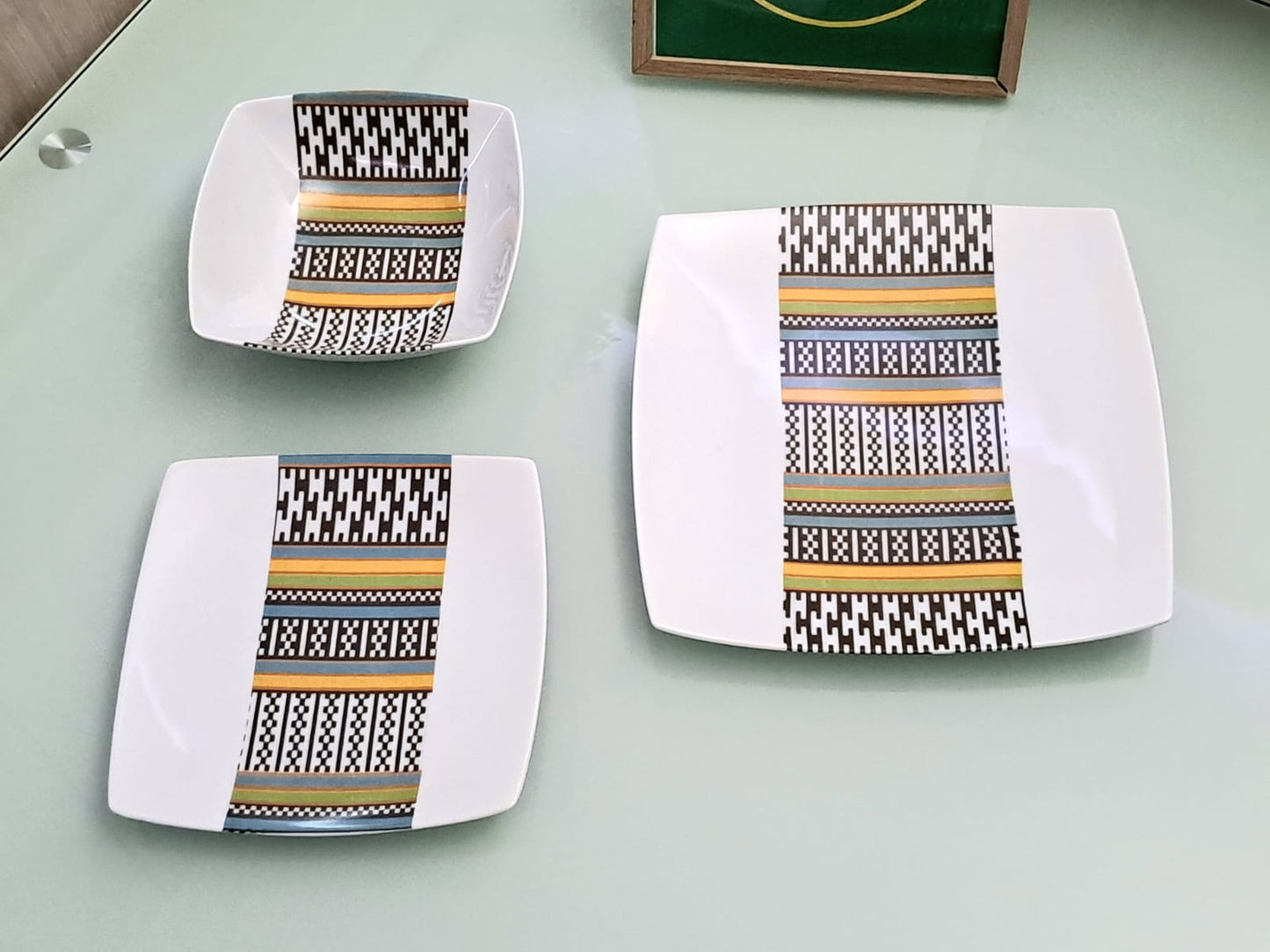 Coffret d'assiettes carrées en porcelaine fine Française fabriquées à la demande avec motif bande ethnique d'Afrique "Kounta" ou "Kanta" du Niger, présenté dans un coffret de 6 assiettes