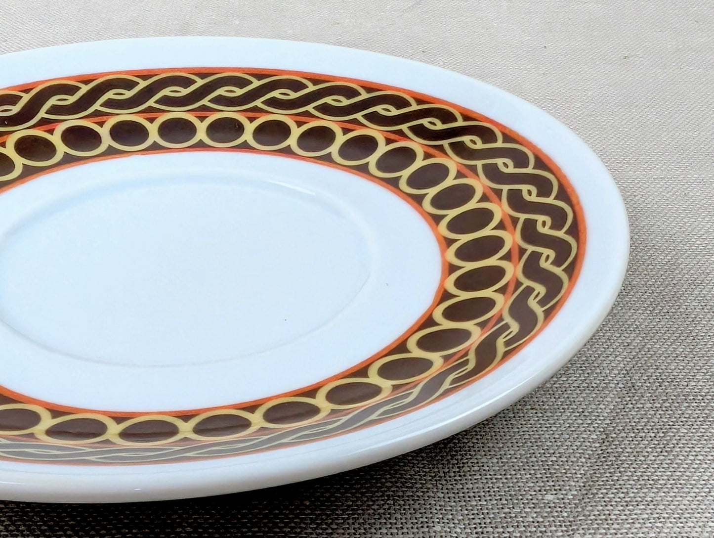 Tasse à Café en porcelaine fine Française fabriquée à la demande avec soucoupe motif anneau africain "Ndop Bamoun" du Cameroun