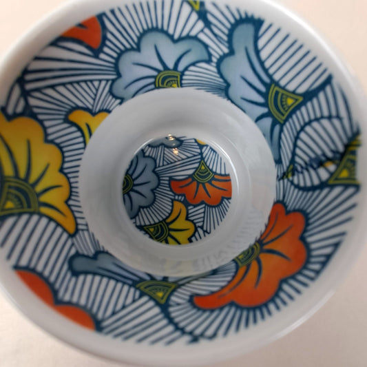 Mug en porcelaine fine Française grenaillé à l'extérieur, motif wax d'Afrique "Fleurs de Mariage" à l'intérieur