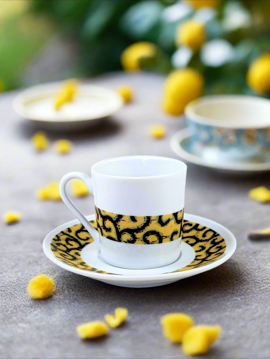 Tasse à Café en porcelaine fine Française fabriquée à la demande avec soucoupe motif africain WAX "macaroni ou Conseiller" jaune.