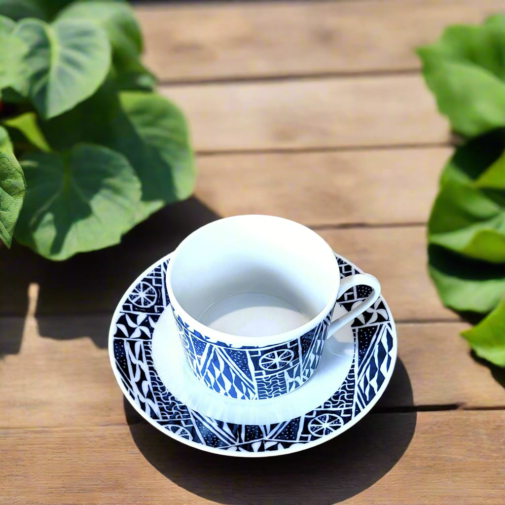 Tasse à Thé avec soucoupe en porcelaine fine Française fabriquée à la demande motif plein "Ndop" bleu du Cameroun