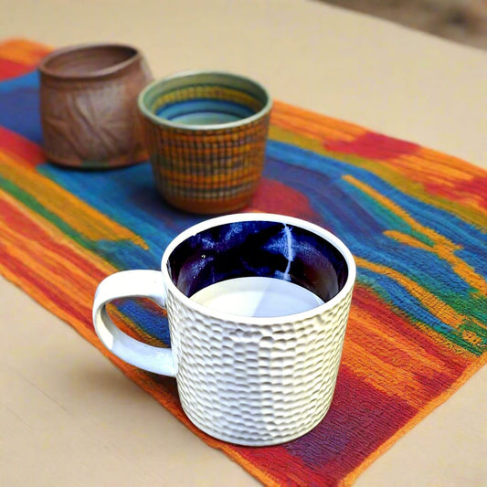Mug grenaillé à l'extérieur en porcelaine fine Française fabriqué à la demande, motif ethnique d'Afrique bleu "Indigo" à l'intérieur