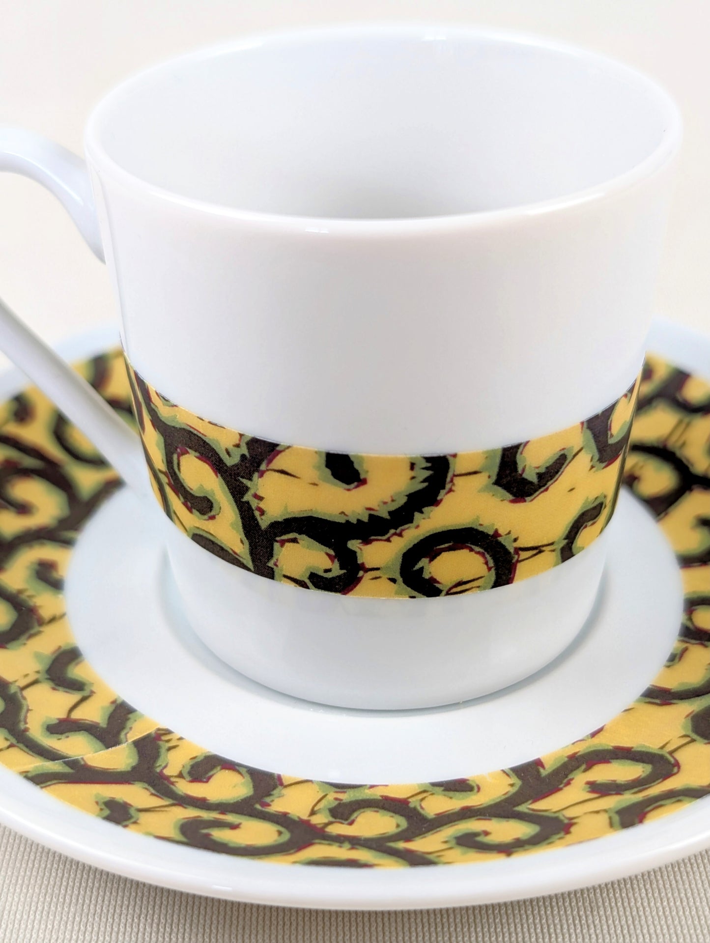 Tasse à Café en porcelaine fine Française fabriquée à la demande avec soucoupe motif africain WAX "macaroni ou Conseiller" jaune.