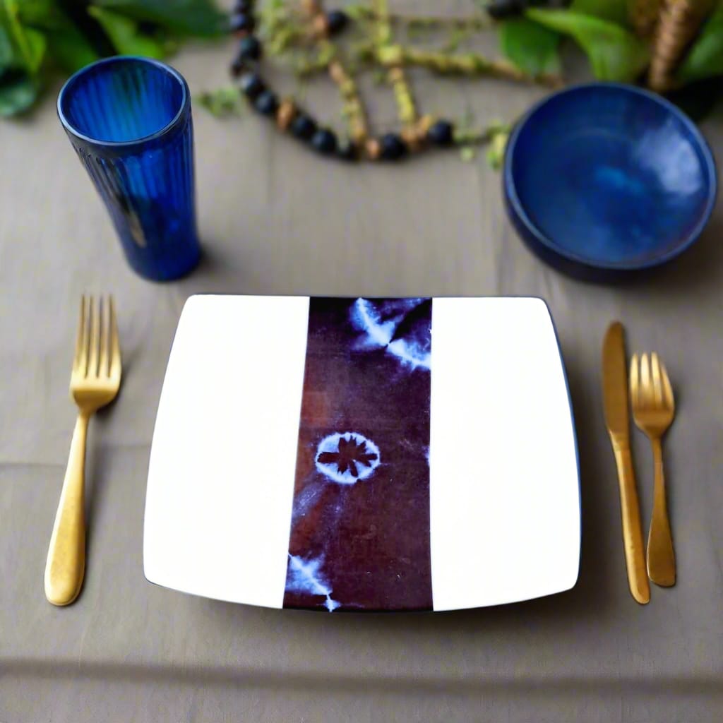 Coffret d'assiettes carrées en porcelaine fine Française fabriquées à la demande avec motif bande ethnique d'Afrique "Indigo bleu et noir" , présenté dans un coffret de 6 assiettes.