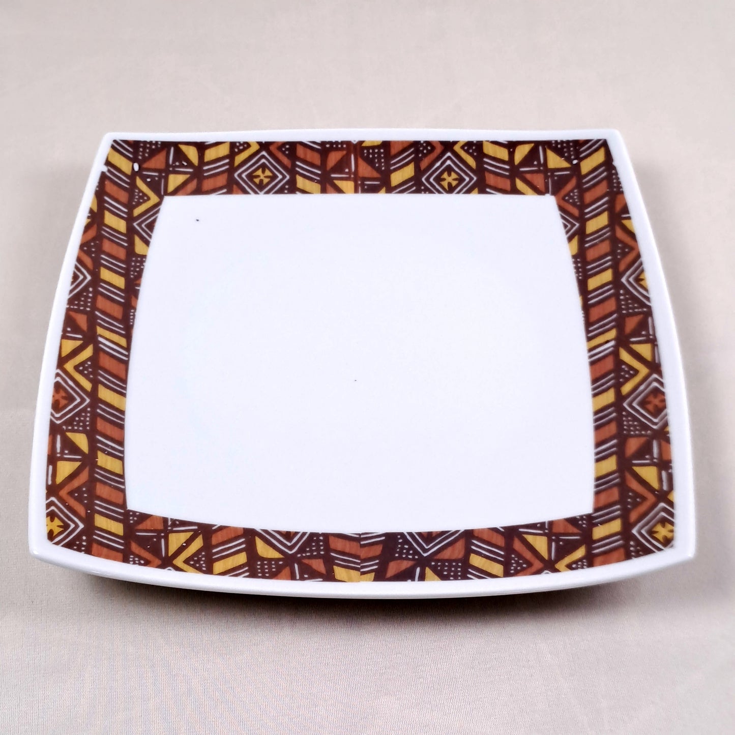 Coffret d'assiettes carrées en porcelaine fine Française fabriquées à la demande avec motif anneau Ethnique d'Afrique "Bogolan Rhinoceros" dans coffret de 6