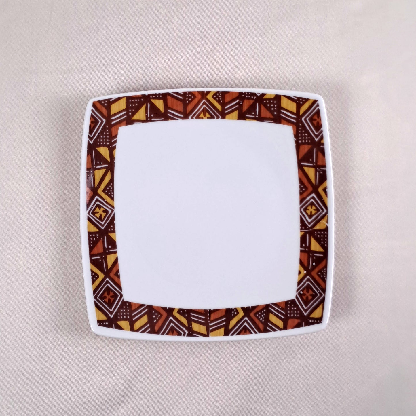 Coffret d'assiettes carrées en porcelaine fine Française fabriquées à la demande avec motif anneau Ethnique d'Afrique "Bogolan Rhinoceros" dans coffret de 6