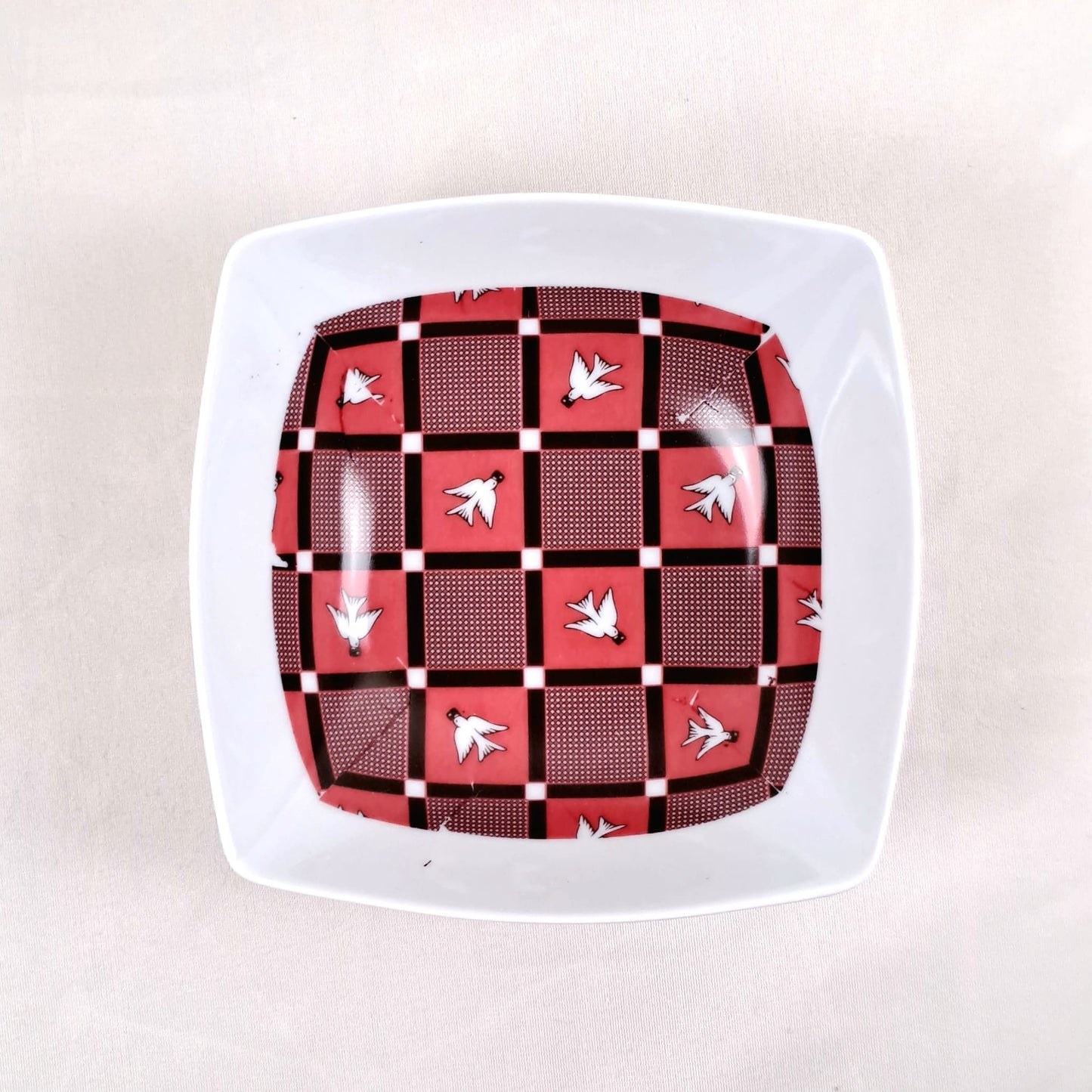 Coffret d'assiettes carrées en porcelaine fine Française fabriquées à la demande avec motif bande Ethnique d'Afrique "Lwili-Pende" du Burkina Faso dans coffret cadeau de 6 assiettes.
