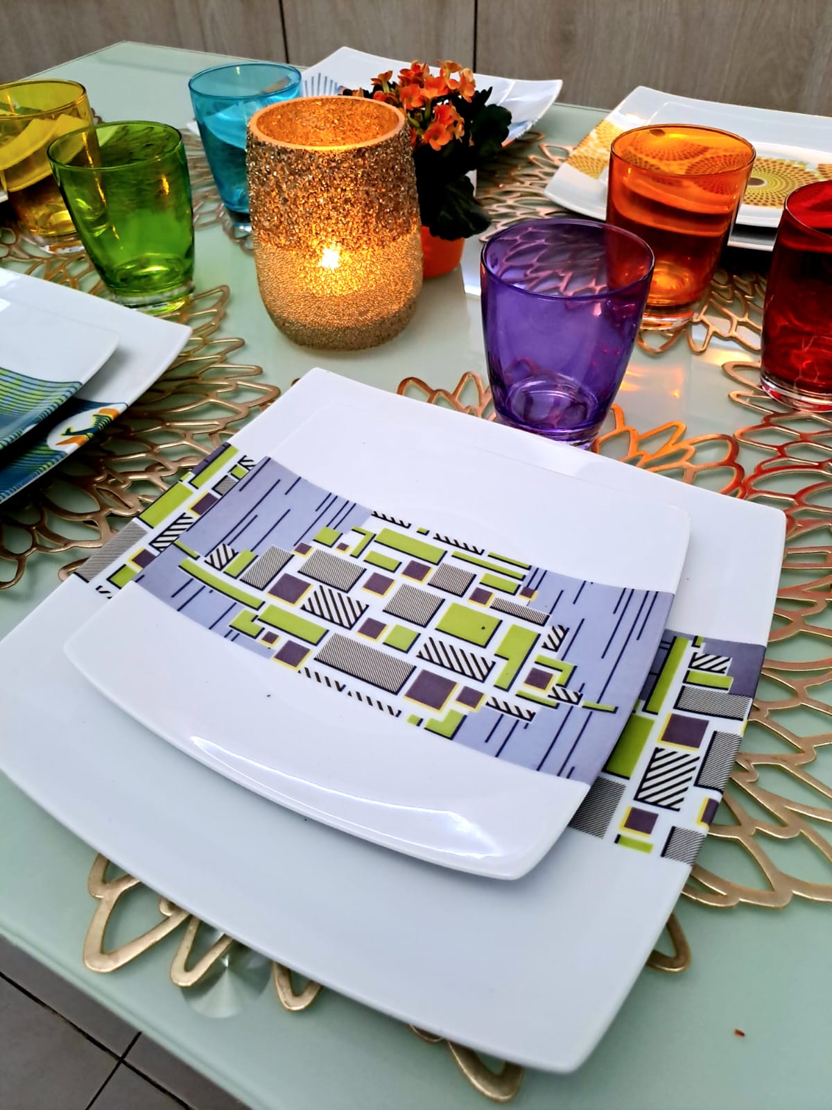 Coffret d'assiettes carrées en porcelaine fine Française fabriquées à la demande avec motif bande WAX d'afrique "Milliardaire" dans coffret de 12