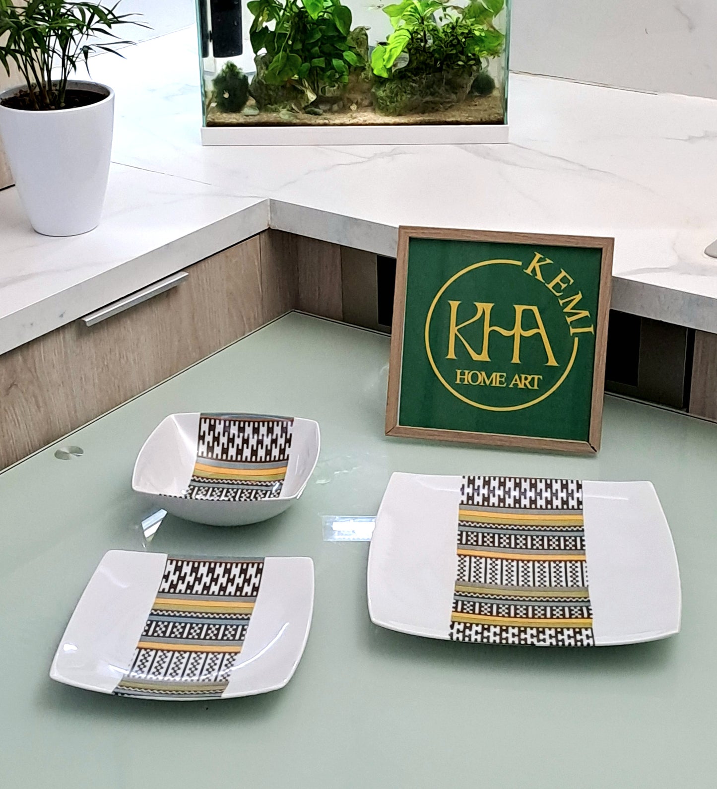 Coffret d'assiettes carrées en porcelaine fine Française fabriquées à la demande avec motif bande ethnique d'Afrique "Kounta" ou "Kanta" du Niger, présenté dans un coffret de 6 assiettes