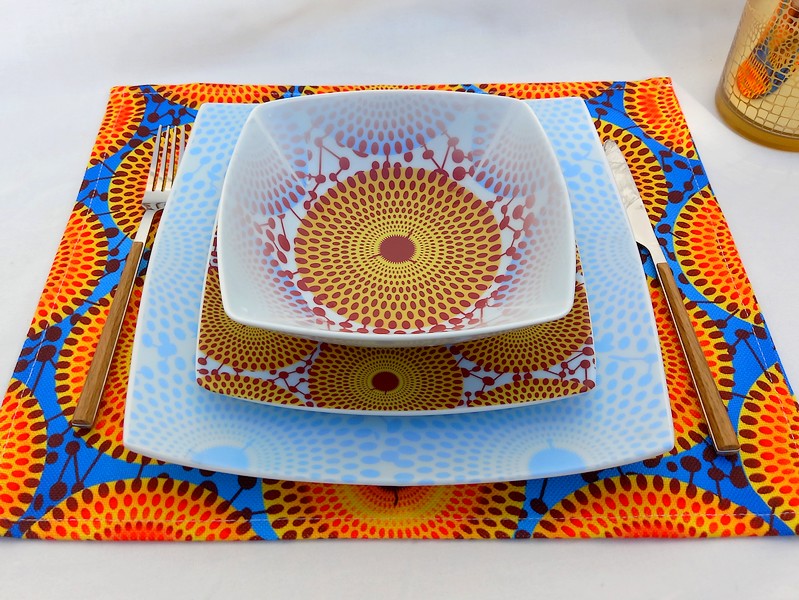 Coffret d'assiettes en porcelaine Française fabriquées à la demande avec  carrées motif plein wax d'Afrique Gammaphone dans coffret de 6