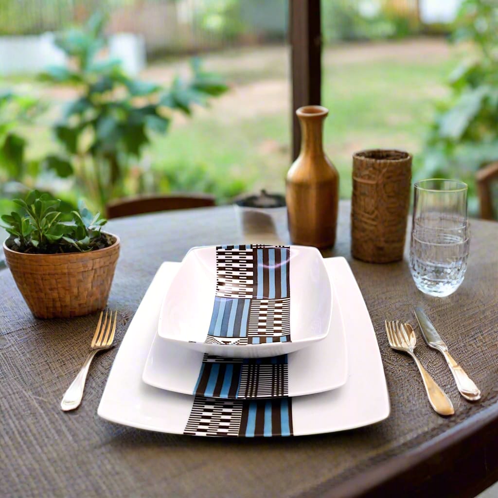 Coffret d'assiettes carrées en porcelaine fine Française fabriquées à la demande avec motif bande ethnique "Kounta" ou "Kanta" bleu du Niger, présenté dans un coffret de 6 assiettes