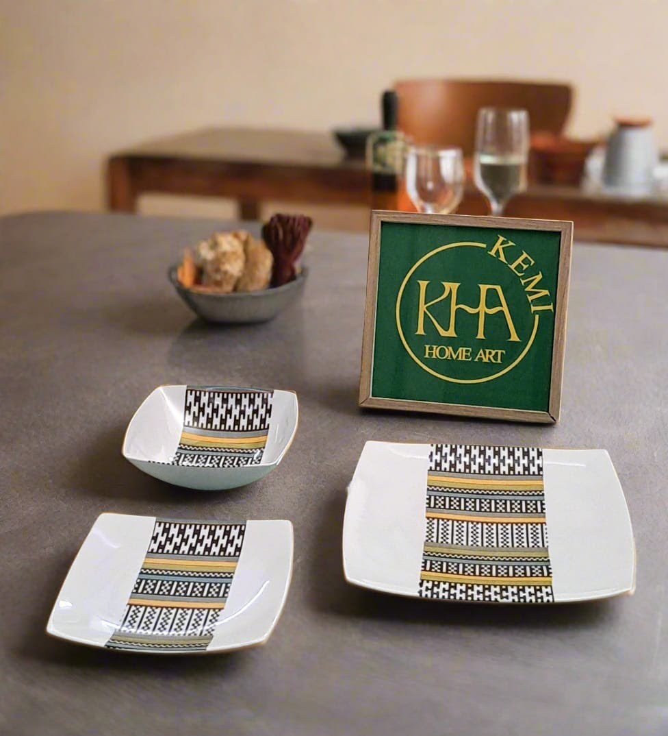 Coffret d'assiettes carrées en porcelaine fine Française fabriquées à la demande avec motif bande ethnique d'Afrique "Kounta" ou "Kanta" du Niger, présenté dans un coffret de 6 assiettes