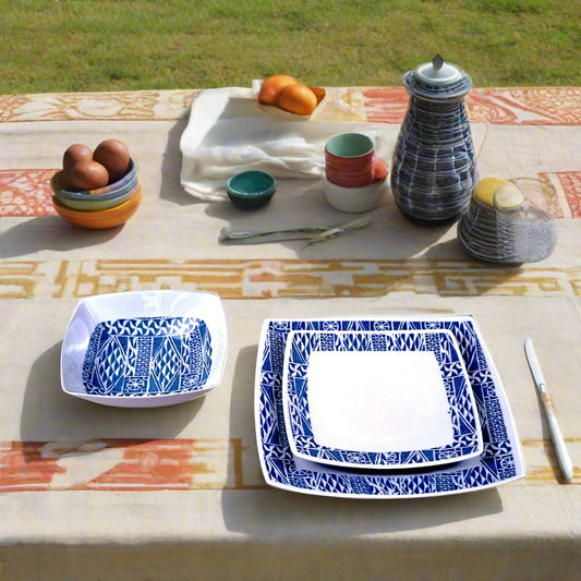 Coffret d'assiettes carrées en porcelaine fine Française fabriquées à la demande avec motif anneau ethnique d'Afrique "Ndop", du Cameroun présenté dans un coffret de 6 assiettes.