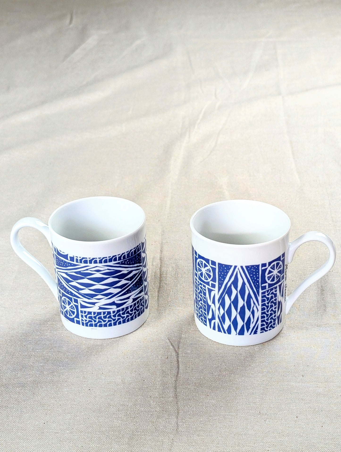 Mug en porcelaine fine Française fabriqué à la demande, motif d'Afrique, camerounais extérieur bleu "Ndop"