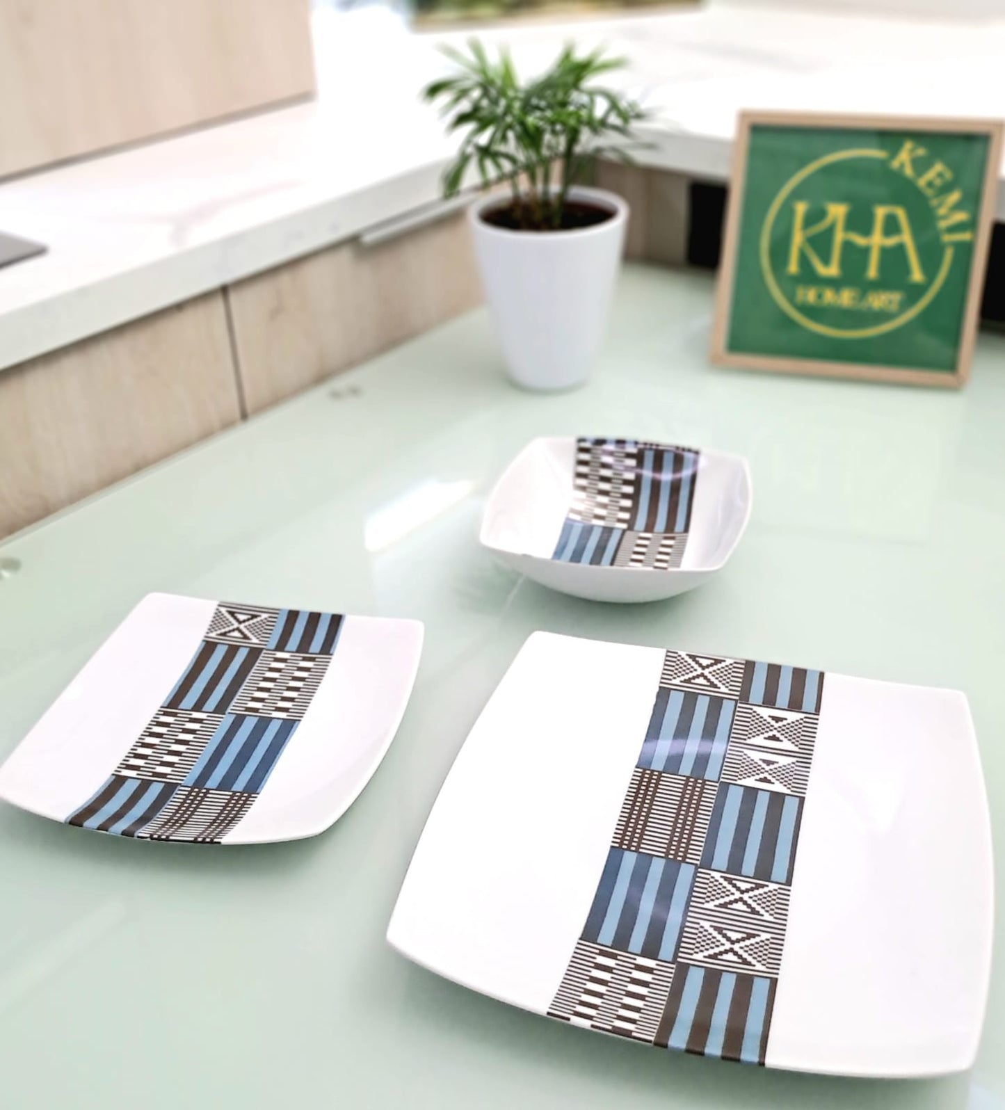 Coffret d'assiettes carrées en porcelaine fine Française fabriquées à la demande avec motif bande ethnique "Kounta" ou "Kanta" bleu du Niger, présenté dans un coffret de 6 assiettes