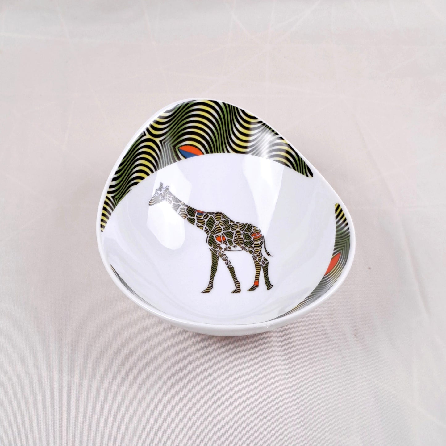 Coffret d'assiettes ovales en porcelaine fine Française fabriquées à la demande avec motif anneau WAX "Oeil de ma rivale" dans coffret de 6 assiettes