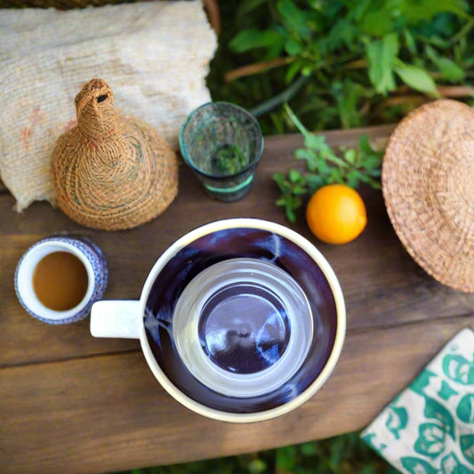 Mug grenaillé à l'extérieur en porcelaine fine Française fabriqué à la demande, motif ethnique d'Afrique bleu "Indigo" à l'intérieur