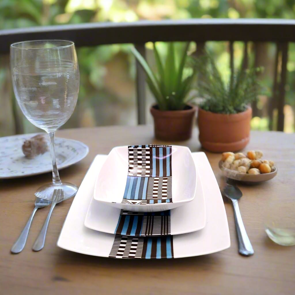 Coffret d'assiettes carrées en porcelaine fine Française fabriquées à la demande avec motif bande ethnique "Kounta" ou "Kanta" bleu du Niger, présenté dans un coffret de 6 assiettes