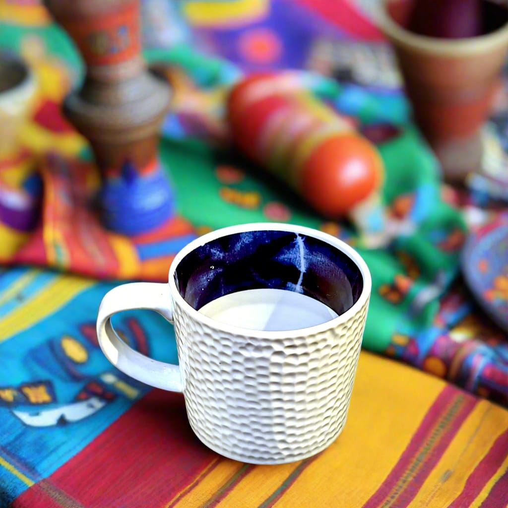 Mug grenaillé à l'extérieur en porcelaine fine Française fabriqué à la demande, motif ethnique d'Afrique bleu "Indigo" à l'intérieur