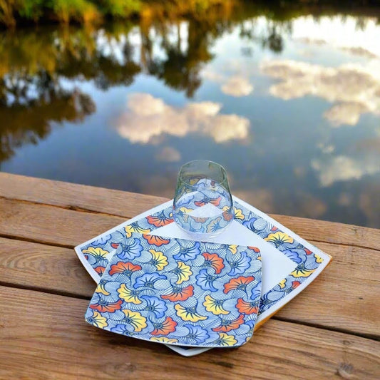 Coffret d'assiettes en porcelaine fine Française fabriquées à la demande avec motif anneau combiné WAX d'afrique "Fleurs de Mariage" bleu dans coffrets de 12